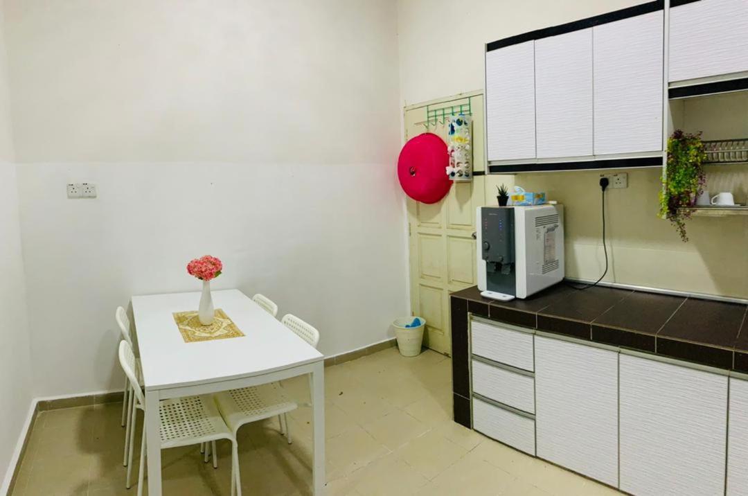 Nurul Amin Guest House Pantai Cahaya Bulan Кота-Бару Екстер'єр фото