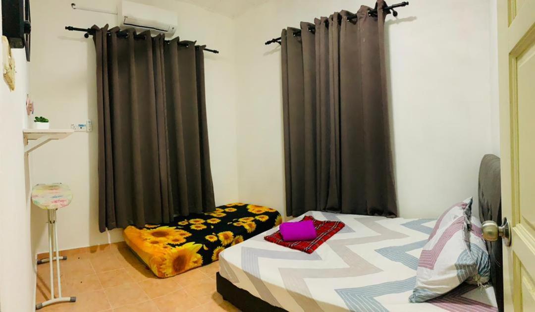 Nurul Amin Guest House Pantai Cahaya Bulan Кота-Бару Екстер'єр фото